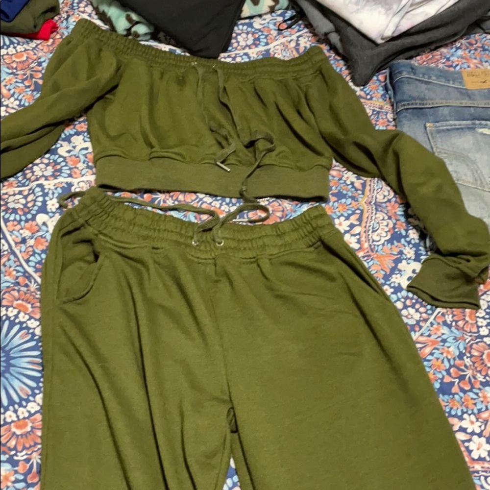 Off shoulder green sweatsuit set